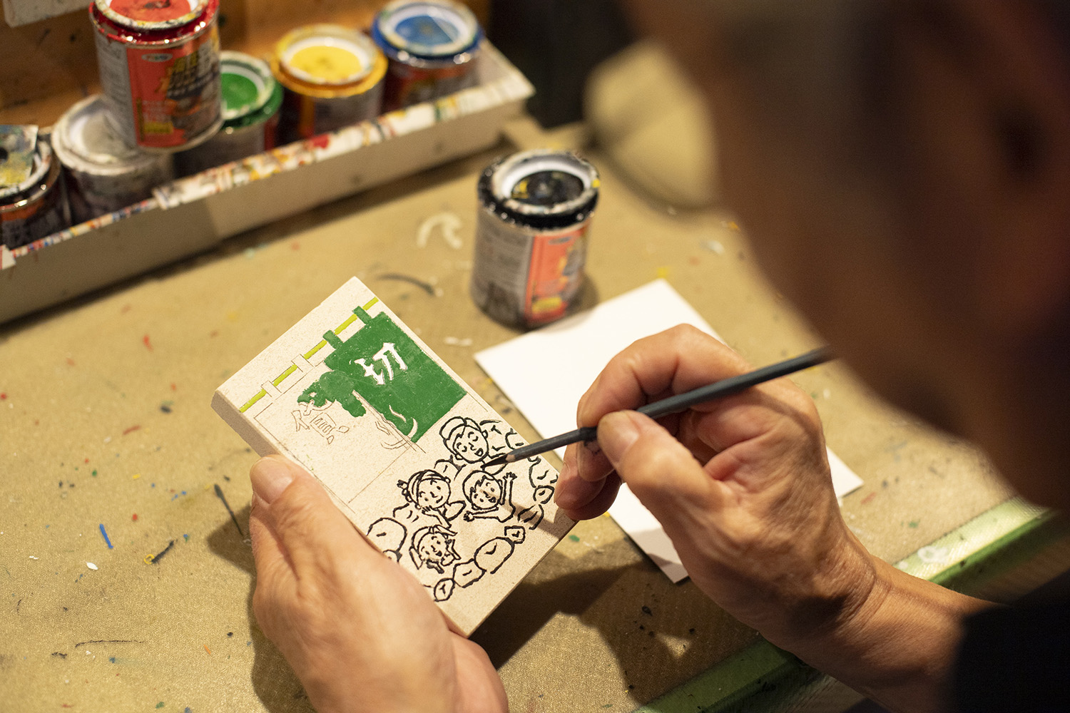 どこに凹凸ができるかを考えながら絵付けをしていくのが百年石の醍醐味