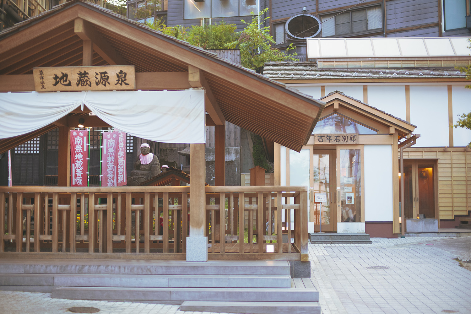 漫画図書館の「漫画堂」やカフェ「月の貌」など話題のスポットが集まるエリア「裏草津」に佇む