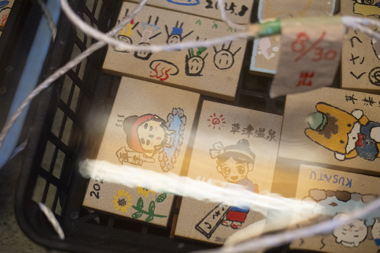 お客さんが作った百年石は2日間温泉水に浸し、乾燥などを経て完成。旅の思い出に草津ならではのイラストを書く人も多い