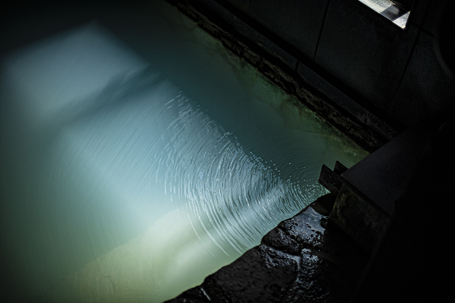 「永楽の湯」は、やや白濁した湯でなめらかでやさしい肌触りが特徴