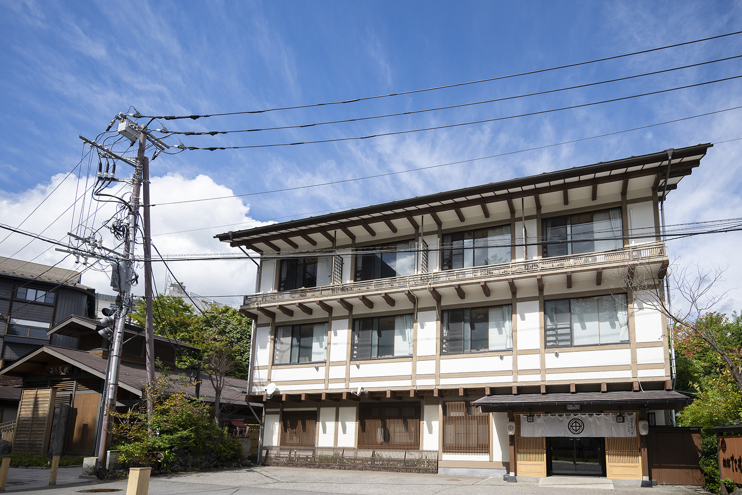 宿周辺は湯畑の賑わいから少し離れ、落ち着いた雰囲気に包まれる