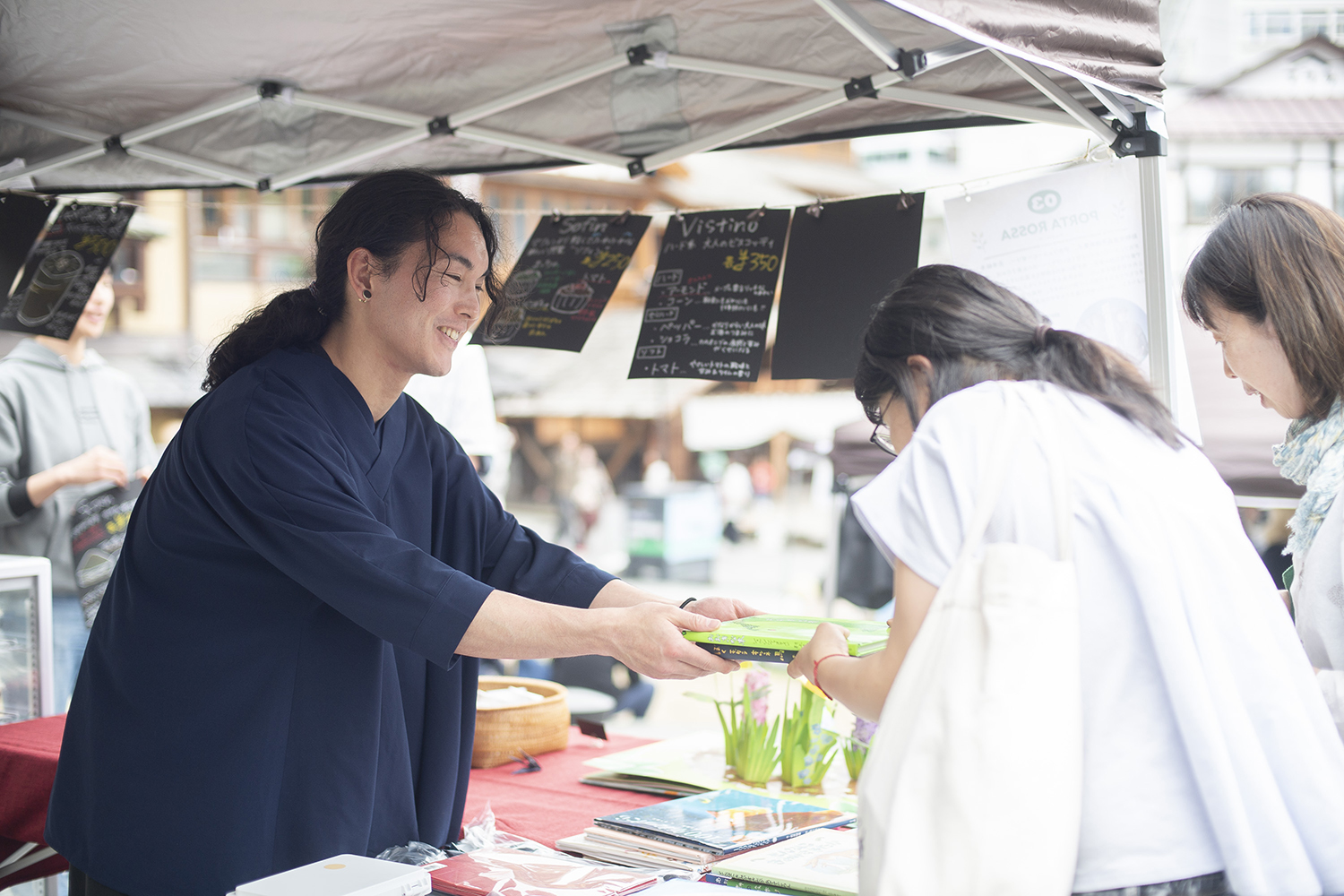 <商品だけでなく、その先にいる“人”と出会う。会場ではあちこちで会話の輪が広がっていた>