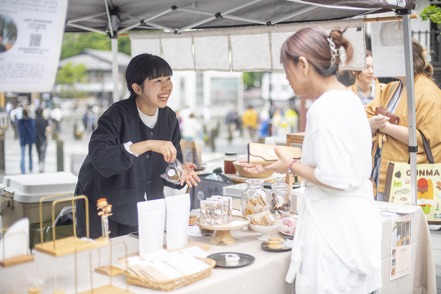 <土日を中心に営業するコーヒースタンド「山花葉珈琲」。オーナーの中澤みれさんは草津町出身で、3年前にUターンした>