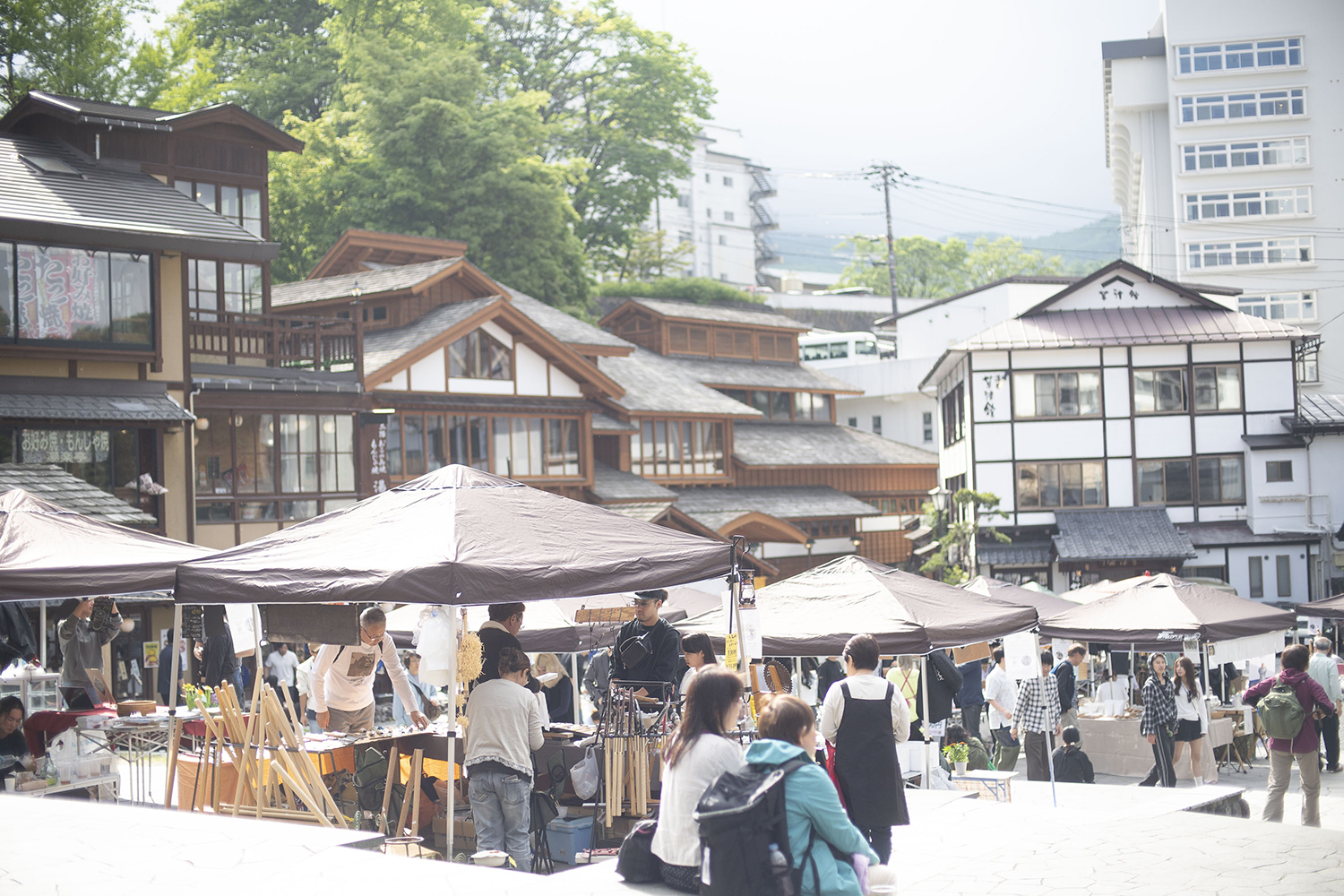 <湯路広場に並ぶ16のテントには出店者の想いや活動が詰まっている>
