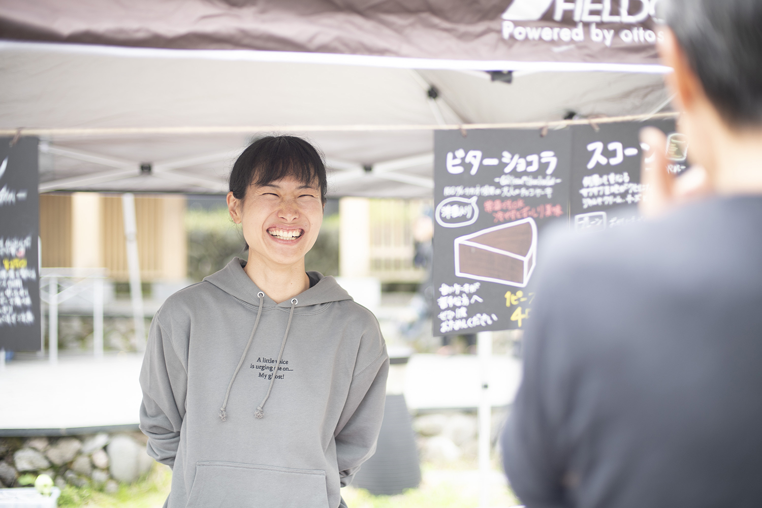 <草津温泉コワーキングのコミュニティマネージャー・宇原妃那さん。CO-AKINAIマルシェの運営者であり、自らも出店者として参加した>